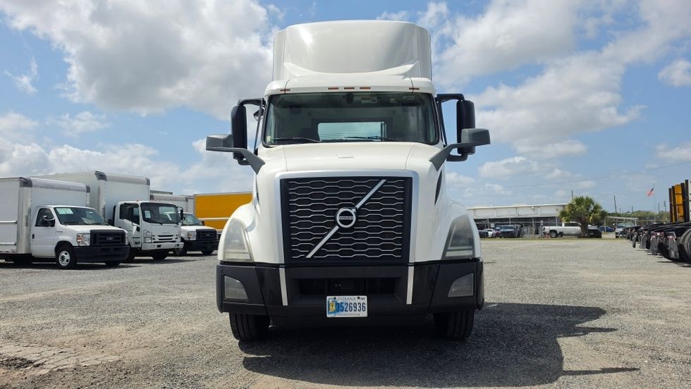 Day Cab Tractor-Heavy Duty Tractors-Volvo-2019-VNL42300-Ocala-FL-357,601\n\t\tmiles-$ 31,250 - Image 2