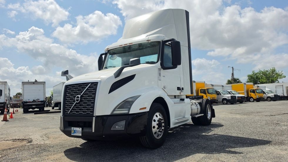 Day Cab Tractor-Heavy Duty Tractors-Volvo-2019-VNL42300-Ocala-FL-357,601\n\t\tmiles-$ 31,250 - Image 3