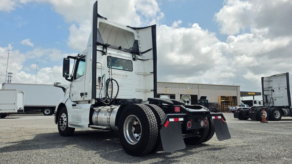 Day Cab Tractor-Heavy Duty Tractors-Volvo-2019-VNL42300-Ocala-FL-357,601\n\t\tmiles-$ 31,250 - Image 5