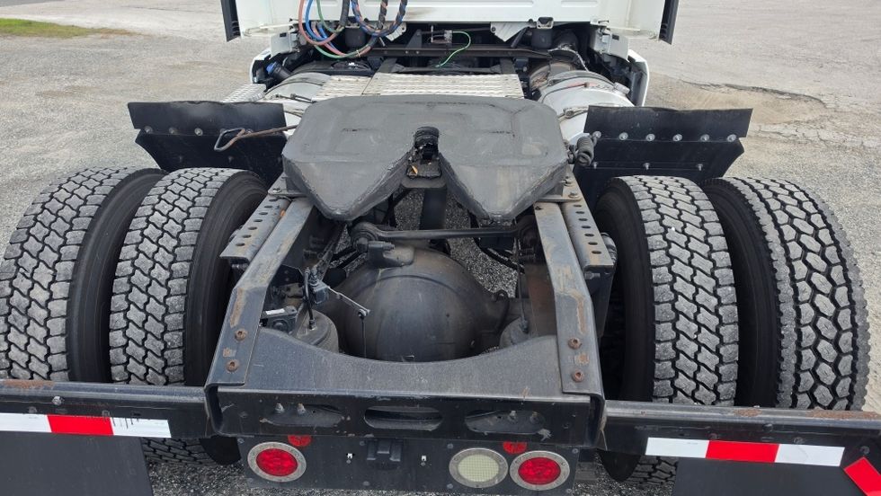 Day Cab Tractor-Heavy Duty Tractors-Volvo-2019-VNL42300-Ocala-FL-357,601\n\t\tmiles-$ 31,250 - Image 6