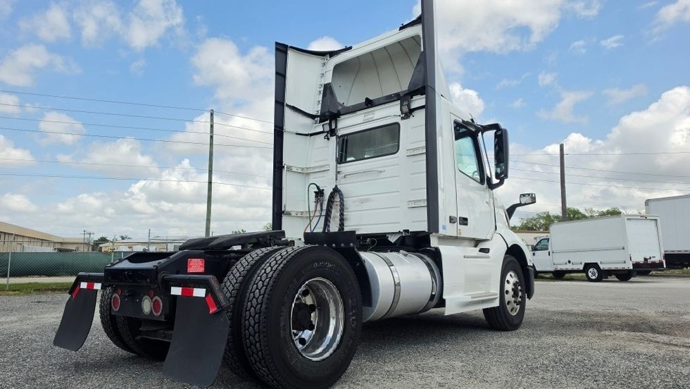 Day Cab Tractor-Heavy Duty Tractors-Volvo-2019-VNL42300-Ocala-FL-357,601\n\t\tmiles-$ 31,250 - Image 7