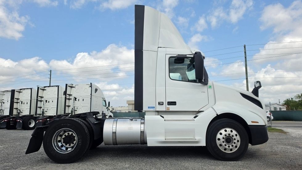 Day Cab Tractor-Heavy Duty Tractors-Volvo-2019-VNL42300-Ocala-FL-357,601\n\t\tmiles-$ 31,250 - Image 8