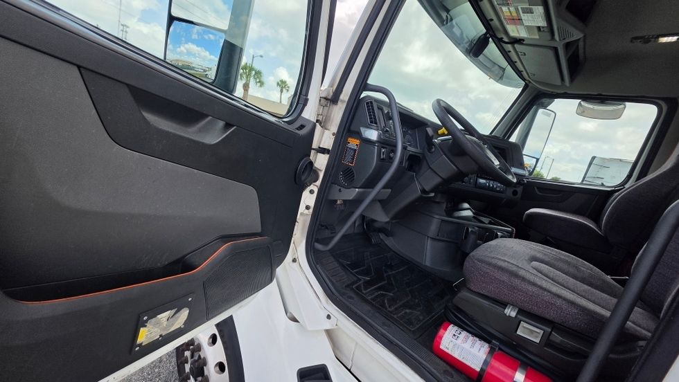 Day Cab Tractor-Heavy Duty Tractors-Volvo-2019-VNL42300-Ocala-FL-357,601\n\t\tmiles-$ 31,250 - Image 9