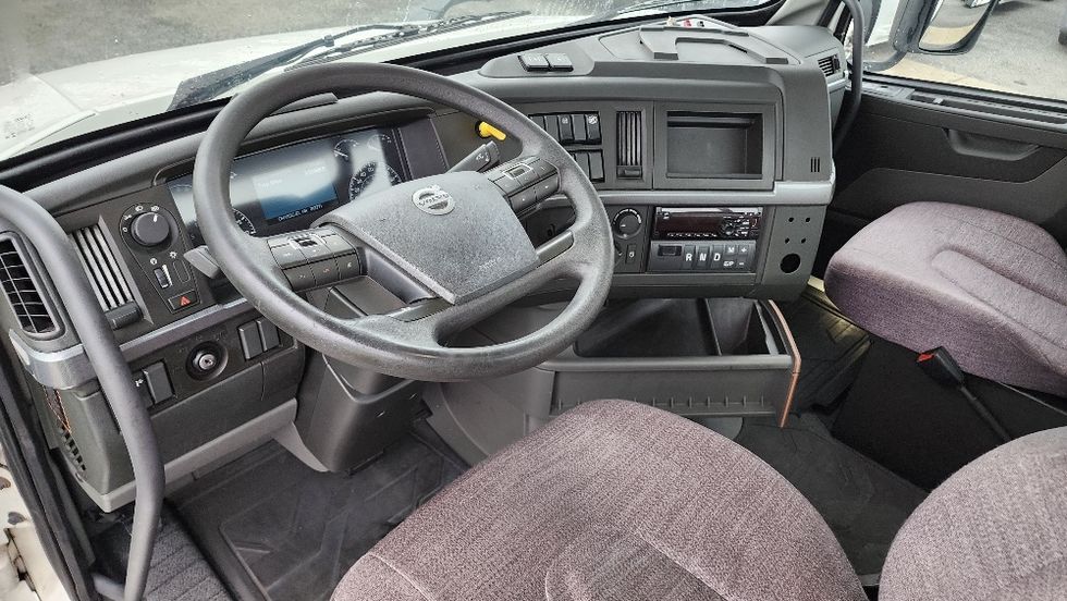 Day Cab Tractor-Heavy Duty Tractors-Volvo-2019-VNL42300-Ocala-FL-370,399\n\t\tmiles-$ 30,500 - Image 10