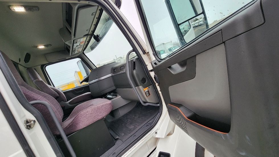 Day Cab Tractor-Heavy Duty Tractors-Volvo-2019-VNL42300-Ocala-FL-370,399\n\t\tmiles-$ 30,500 - Image 12
