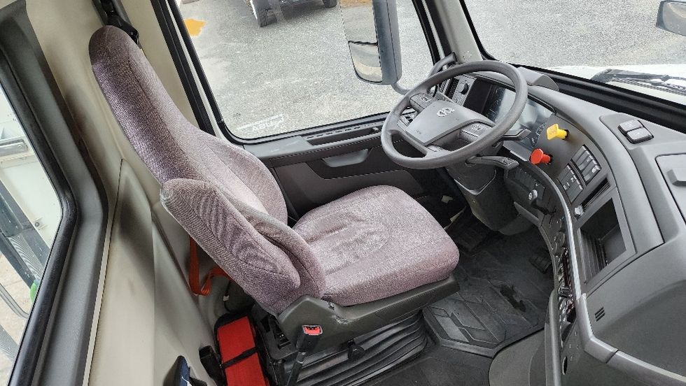 Day Cab Tractor-Heavy Duty Tractors-Volvo-2019-VNL42300-Ocala-FL-370,399\n\t\tmiles-$ 30,500 - Image 14