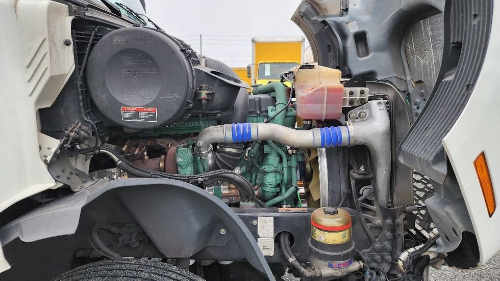 Day Cab Tractor-Heavy Duty Tractors-Volvo-2019-VNL42300-Ocala-FL-370,399\n\t\tmiles-$ 30,500 - Image 15