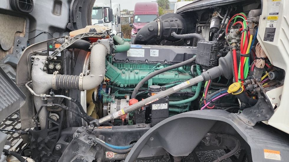 Day Cab Tractor-Heavy Duty Tractors-Volvo-2019-VNL42300-Ocala-FL-370,399\n\t\tmiles-$ 30,500 - Image 16