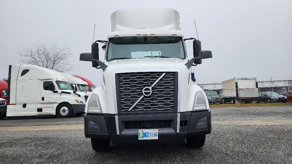 Day Cab Tractor-Heavy Duty Tractors-Volvo-2019-VNL42300-Ocala-FL-370,399\n\t\tmiles-$ 30,500 - Image 2