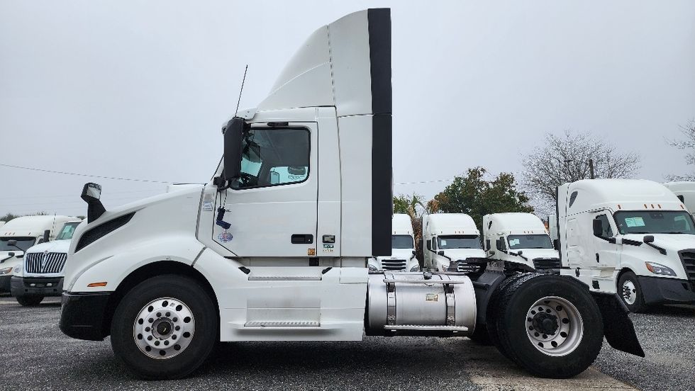 Day Cab Tractor-Heavy Duty Tractors-Volvo-2019-VNL42300-Ocala-FL-370,399\n\t\tmiles-$ 30,500 - Image 4