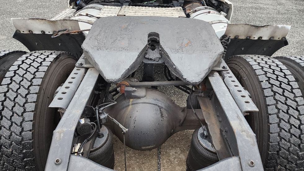 Day Cab Tractor-Heavy Duty Tractors-Volvo-2019-VNL42300-Ocala-FL-370,399\n\t\tmiles-$ 30,500 - Image 6