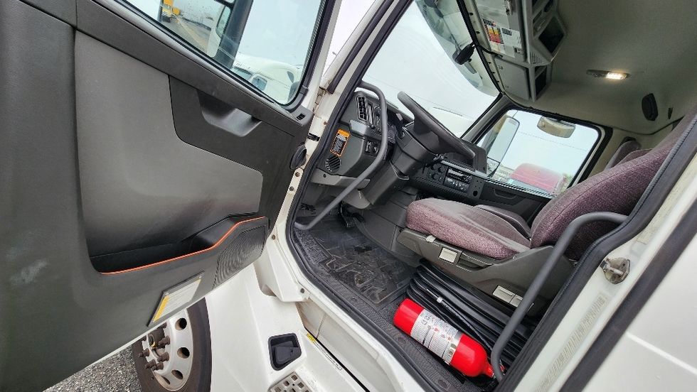 Day Cab Tractor-Heavy Duty Tractors-Volvo-2019-VNL42300-Ocala-FL-370,399\n\t\tmiles-$ 30,500 - Image 9