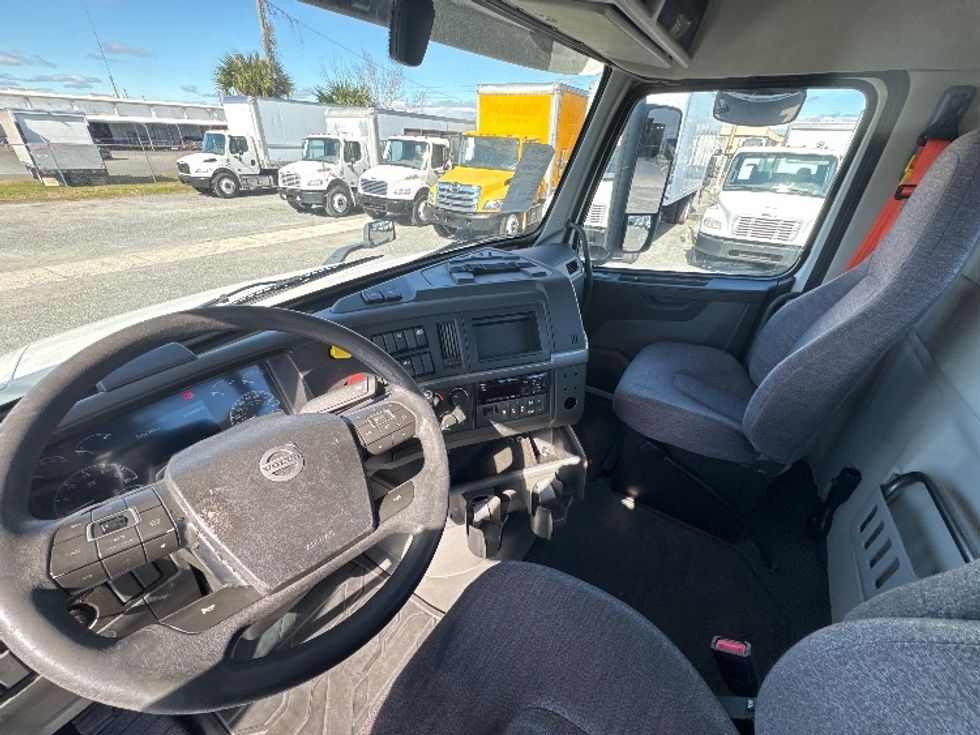 Day Cab Tractor-Heavy Duty Tractors-Volvo-2019-VNL42300-Ocala-FL-385,691\n\t\tmiles-$ 29,750 - Image 10