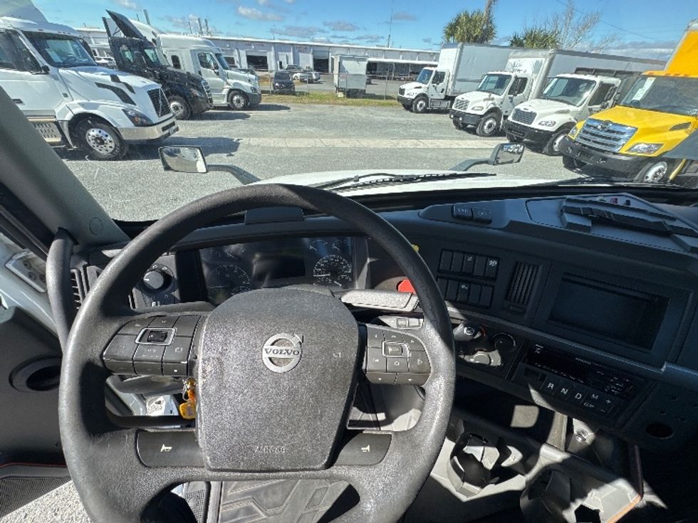Day Cab Tractor-Heavy Duty Tractors-Volvo-2019-VNL42300-Ocala-FL-385,691\n\t\tmiles-$ 29,750 - Image 11