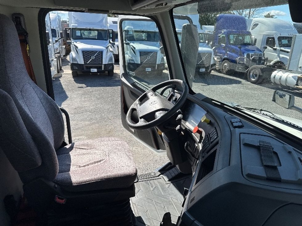 Day Cab Tractor-Heavy Duty Tractors-Volvo-2019-VNL42300-Ocala-FL-385,691\n\t\tmiles-$ 29,750 - Image 14