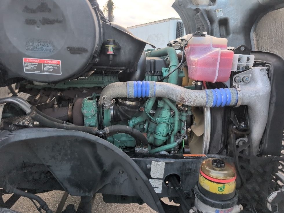 Day Cab Tractor-Heavy Duty Tractors-Volvo-2019-VNL42300-Ocala-FL-385,691\n\t\tmiles-$ 29,750 - Image 15