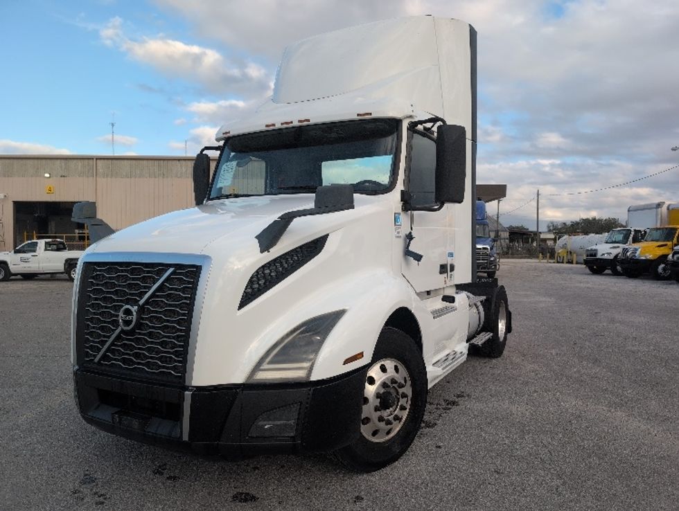Day Cab Tractor-Heavy Duty Tractors-Volvo-2019-VNL42300-Ocala-FL-385,691\n\t\tmiles-$ 29,750 - Image 3