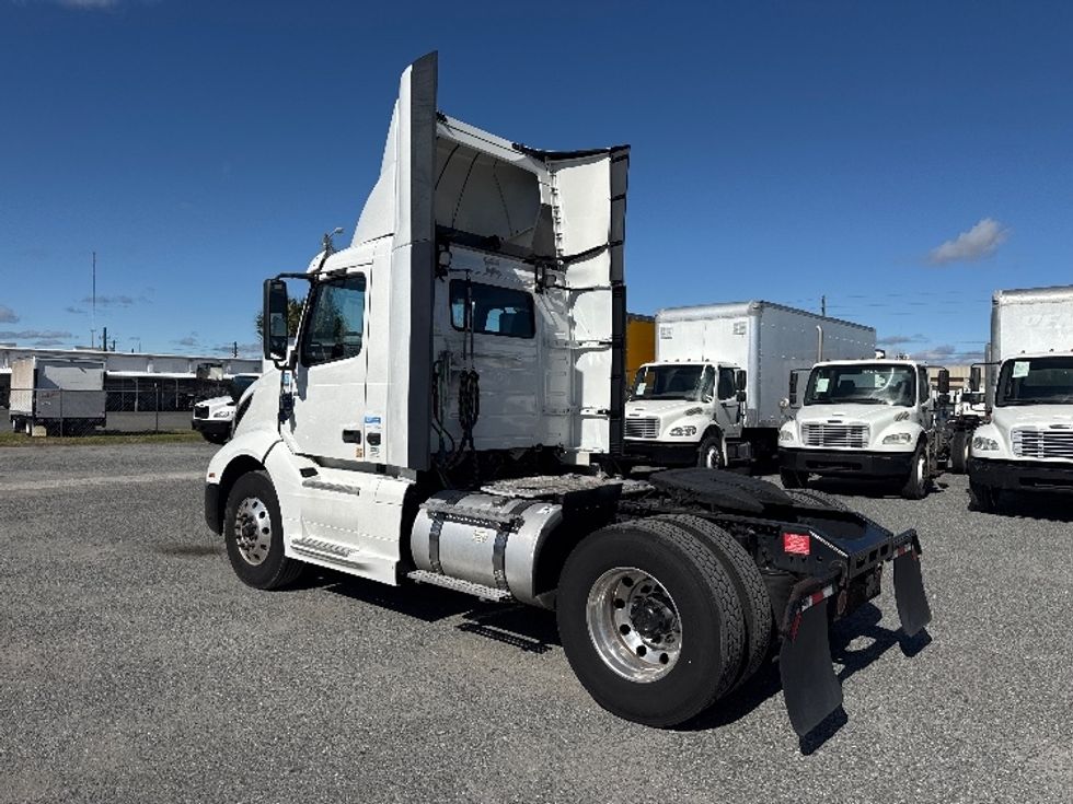 Day Cab Tractor-Heavy Duty Tractors-Volvo-2019-VNL42300-Ocala-FL-385,691\n\t\tmiles-$ 29,750 - Image 5