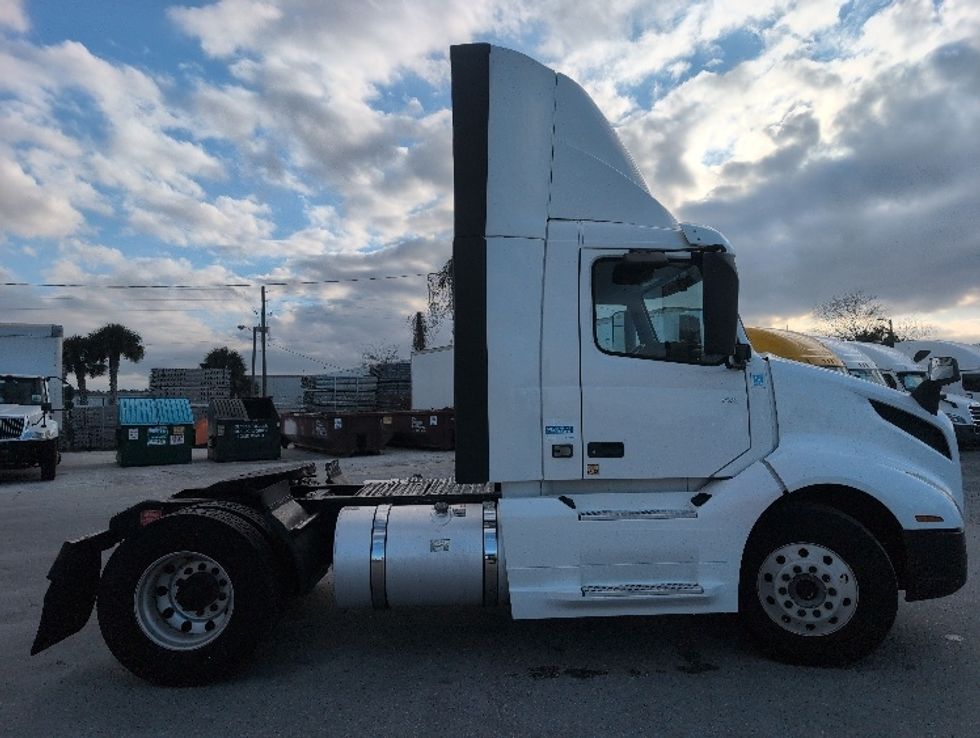 Day Cab Tractor-Heavy Duty Tractors-Volvo-2019-VNL42300-Ocala-FL-385,691\n\t\tmiles-$ 29,750 - Image 8