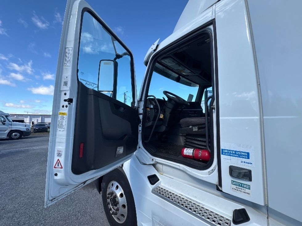 Day Cab Tractor-Heavy Duty Tractors-Volvo-2019-VNL42300-Ocala-FL-385,691\n\t\tmiles-$ 29,750 - Image 9