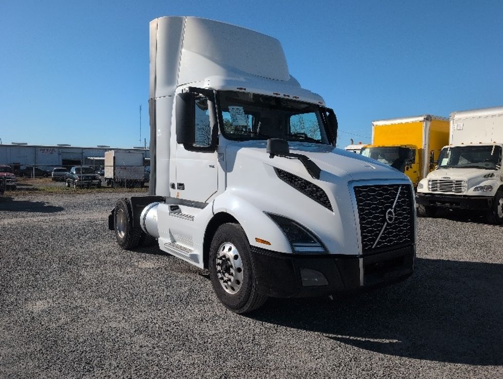 Day Cab Tractor-Heavy Duty Tractors-Volvo-2019-VNL42300-Ocala-FL-387,614\n\t\tmiles-$ 29,750 - Image 1