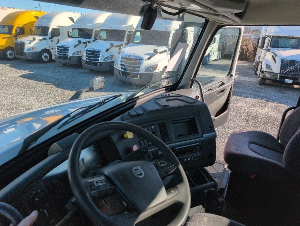 Day Cab Tractor-Heavy Duty Tractors-Volvo-2019-VNL42300-Ocala-FL-387,614\n\t\tmiles-$ 29,750 - Image 10