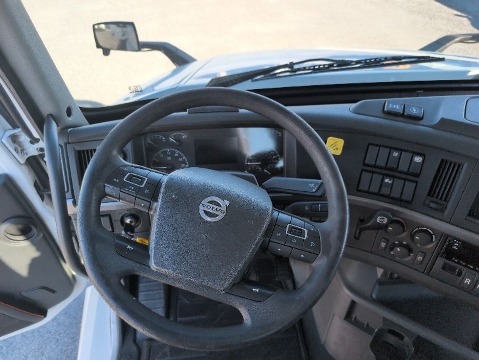 Day Cab Tractor-Heavy Duty Tractors-Volvo-2019-VNL42300-Ocala-FL-387,614\n\t\tmiles-$ 29,750 - Image 11
