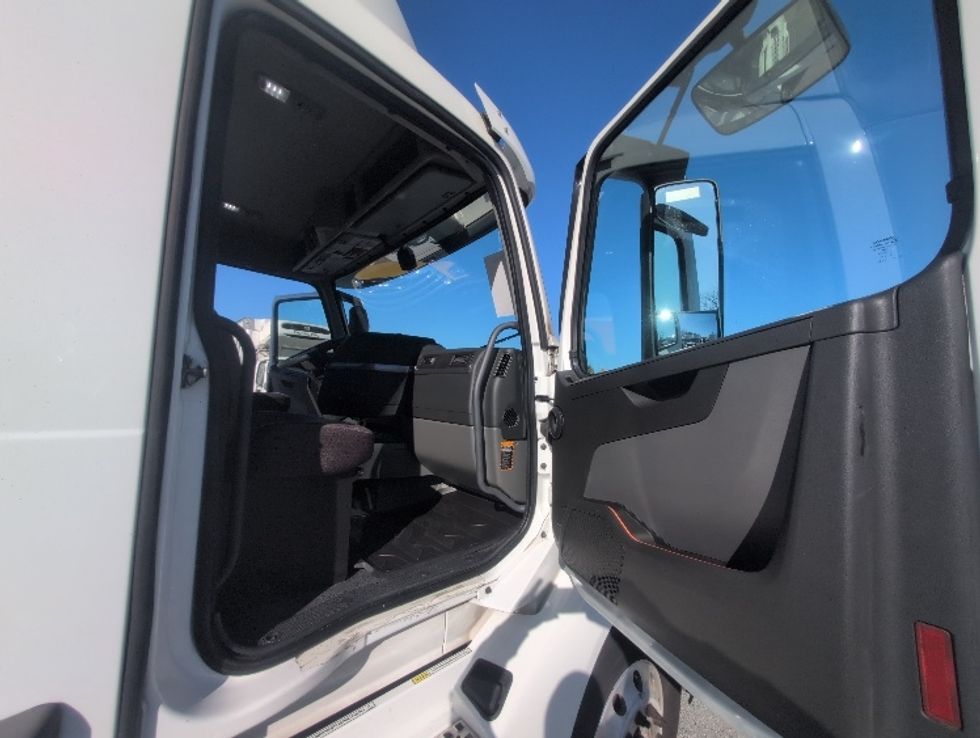 Day Cab Tractor-Heavy Duty Tractors-Volvo-2019-VNL42300-Ocala-FL-387,614\n\t\tmiles-$ 29,750 - Image 12