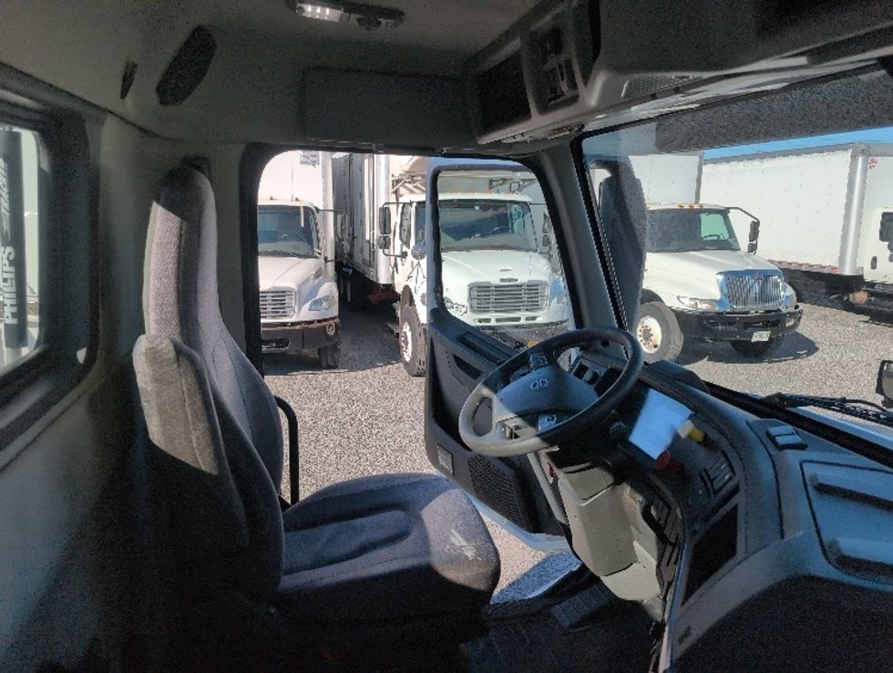 Day Cab Tractor-Heavy Duty Tractors-Volvo-2019-VNL42300-Ocala-FL-387,614\n\t\tmiles-$ 29,750 - Image 14