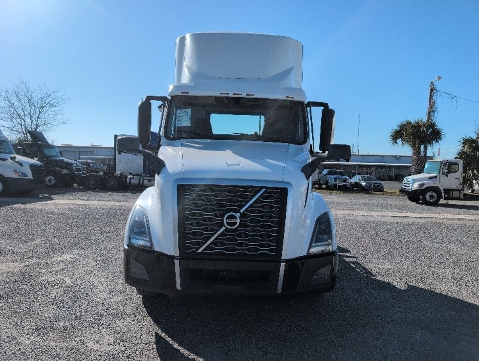 Day Cab Tractor-Heavy Duty Tractors-Volvo-2019-VNL42300-Ocala-FL-387,614\n\t\tmiles-$ 29,750 - Image 2