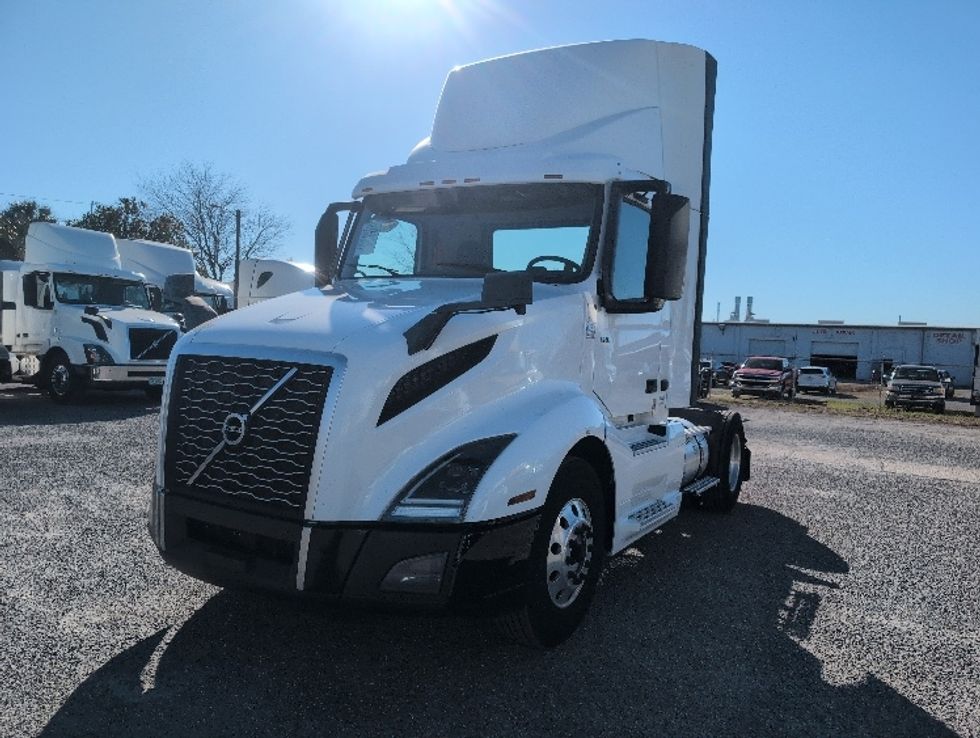 Day Cab Tractor-Heavy Duty Tractors-Volvo-2019-VNL42300-Ocala-FL-387,614\n\t\tmiles-$ 29,750 - Image 3