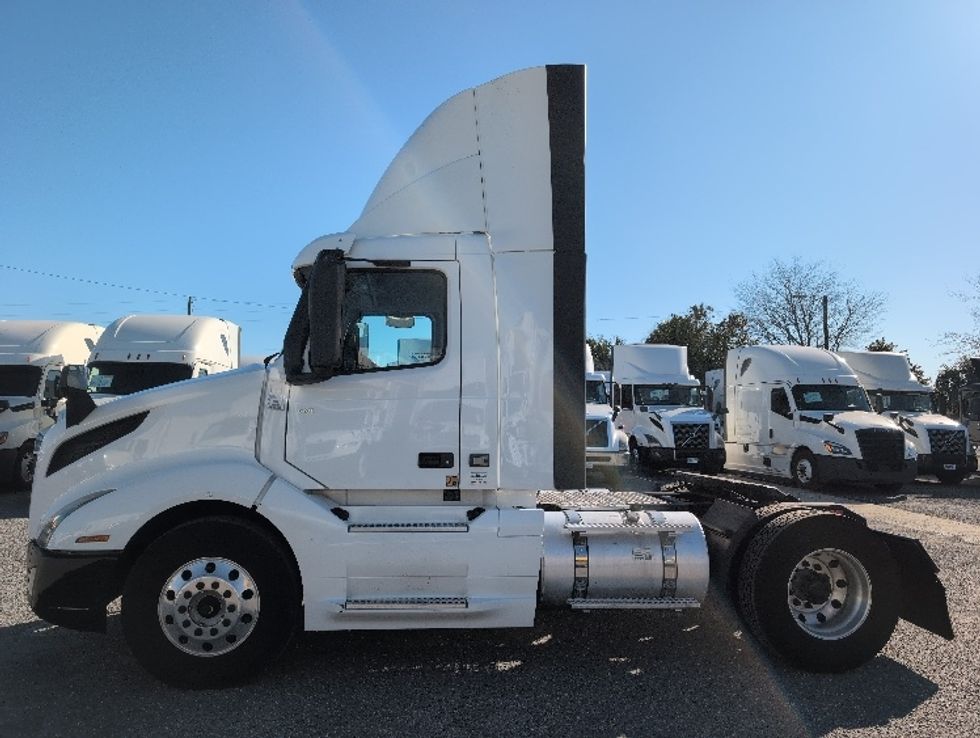 Day Cab Tractor-Heavy Duty Tractors-Volvo-2019-VNL42300-Ocala-FL-387,614\n\t\tmiles-$ 29,750 - Image 4