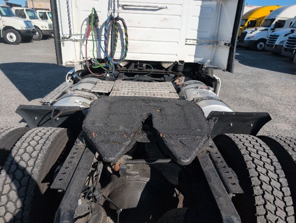 Day Cab Tractor-Heavy Duty Tractors-Volvo-2019-VNL42300-Ocala-FL-387,614\n\t\tmiles-$ 29,750 - Image 6