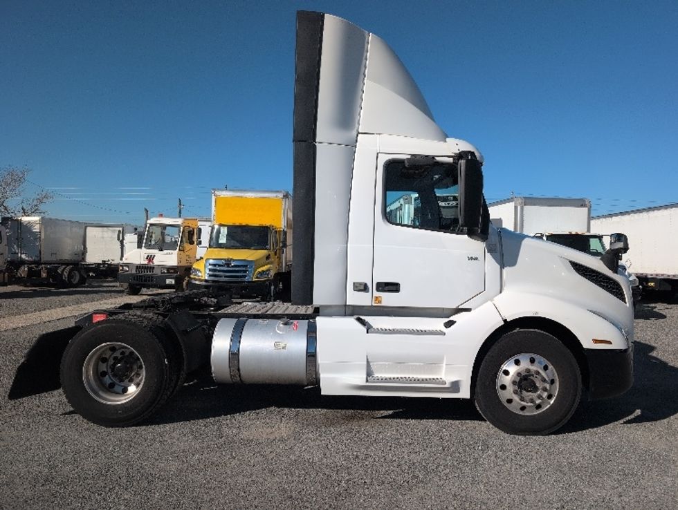 Day Cab Tractor-Heavy Duty Tractors-Volvo-2019-VNL42300-Ocala-FL-387,614\n\t\tmiles-$ 29,750 - Image 8