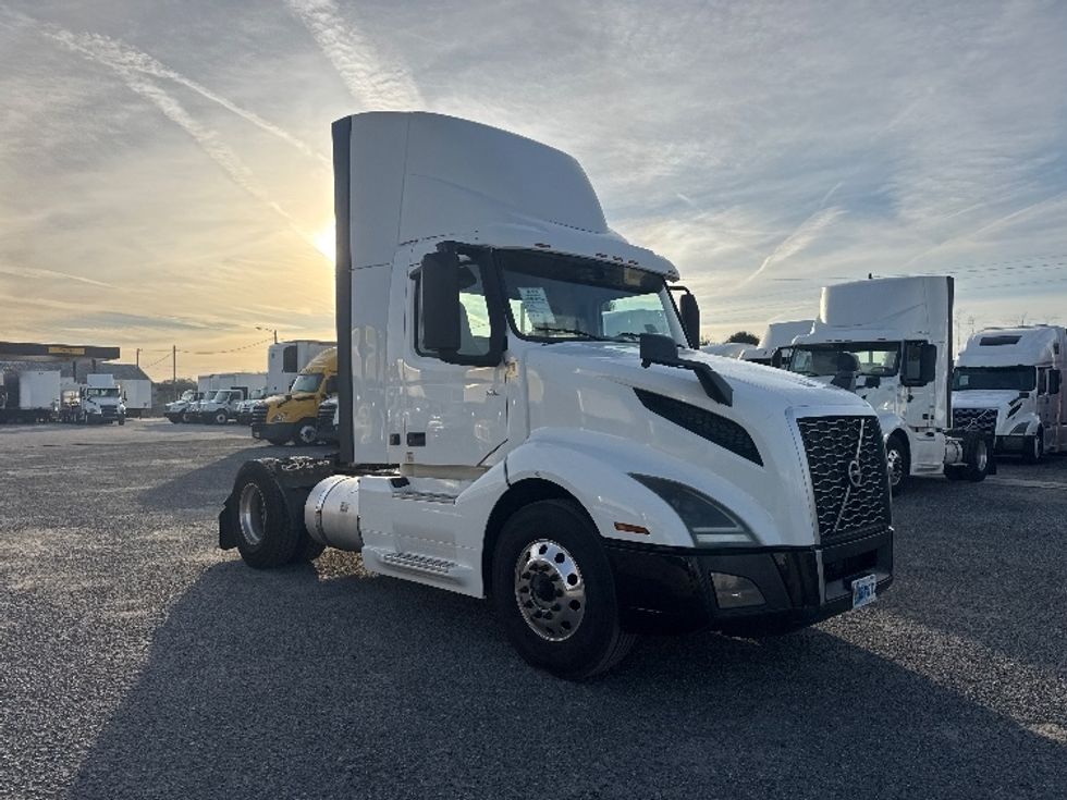 Day Cab Tractor-Heavy Duty Tractors-Volvo-2019-VNL42300-Ocala-FL-388,403\n\t\tmiles-$ 29,750 - Image 1