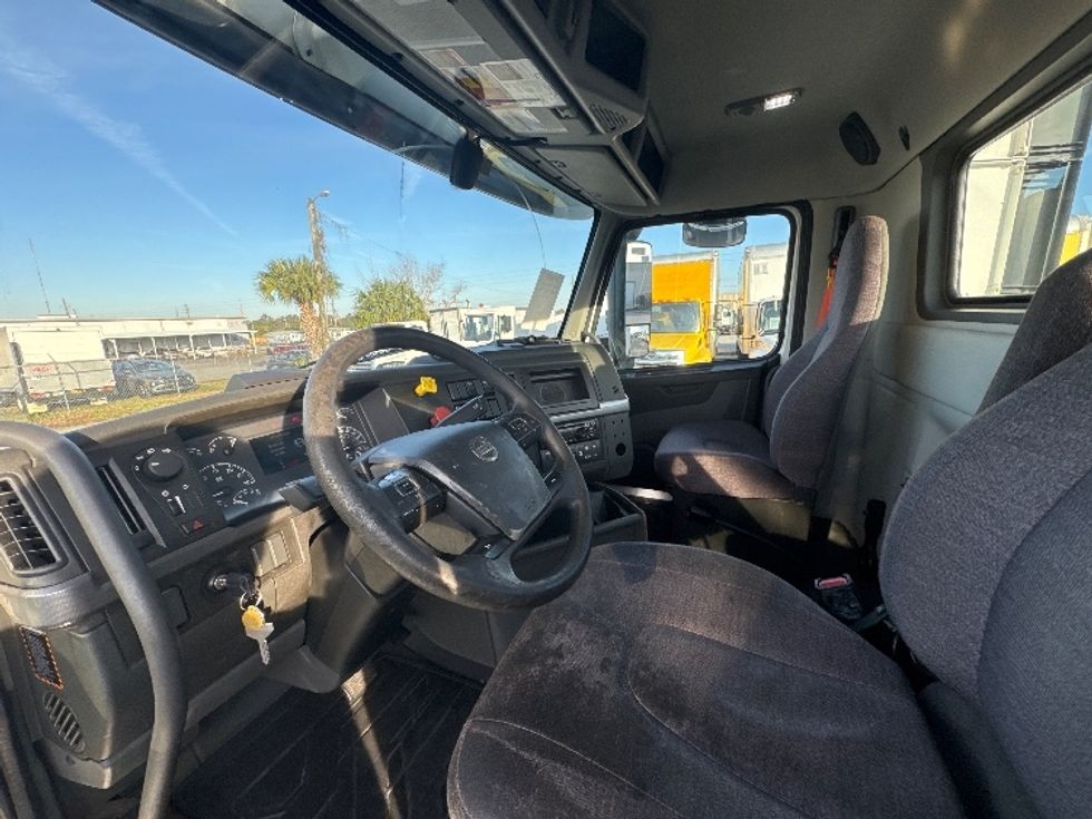 Day Cab Tractor-Heavy Duty Tractors-Volvo-2019-VNL42300-Ocala-FL-388,403\n\t\tmiles-$ 29,750 - Image 10