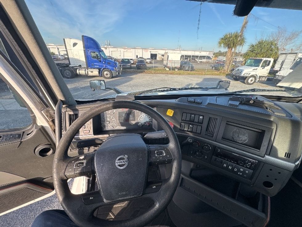 Day Cab Tractor-Heavy Duty Tractors-Volvo-2019-VNL42300-Ocala-FL-388,403\n\t\tmiles-$ 29,750 - Image 11