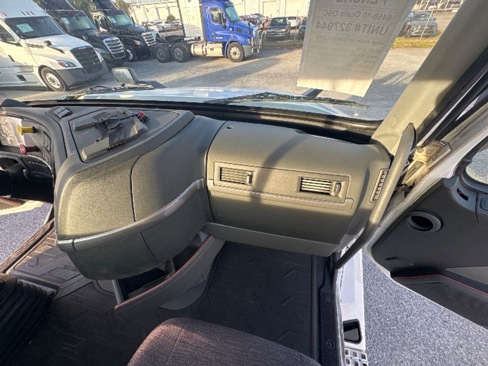 Day Cab Tractor-Heavy Duty Tractors-Volvo-2019-VNL42300-Ocala-FL-388,403\n\t\tmiles-$ 29,750 - Image 13