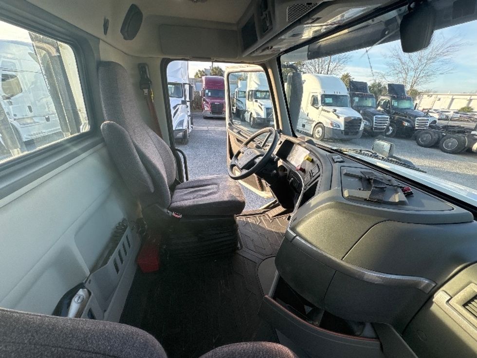 Day Cab Tractor-Heavy Duty Tractors-Volvo-2019-VNL42300-Ocala-FL-388,403\n\t\tmiles-$ 29,750 - Image 14