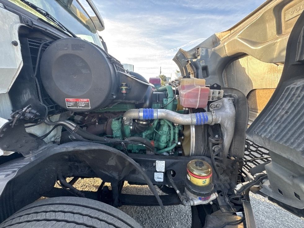 Day Cab Tractor-Heavy Duty Tractors-Volvo-2019-VNL42300-Ocala-FL-388,403\n\t\tmiles-$ 29,750 - Image 15