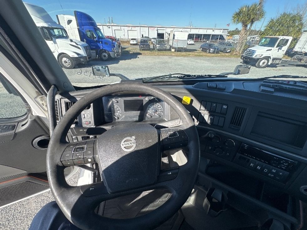 Day Cab Tractor-Heavy Duty Tractors-Volvo-2019-VNL42300-Ocala-FL-388,784\n\t\tmiles-$ 29,750 - Image 11