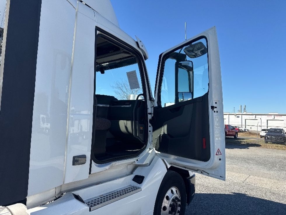 Day Cab Tractor-Heavy Duty Tractors-Volvo-2019-VNL42300-Ocala-FL-388,784\n\t\tmiles-$ 29,750 - Image 12