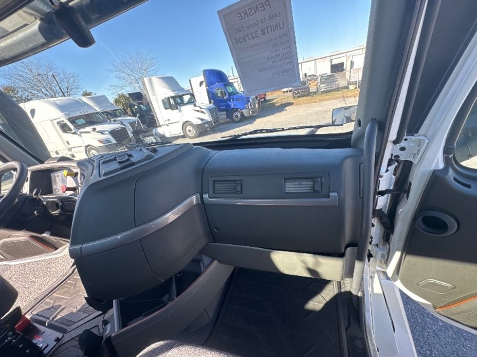 Day Cab Tractor-Heavy Duty Tractors-Volvo-2019-VNL42300-Ocala-FL-388,784\n\t\tmiles-$ 29,750 - Image 13