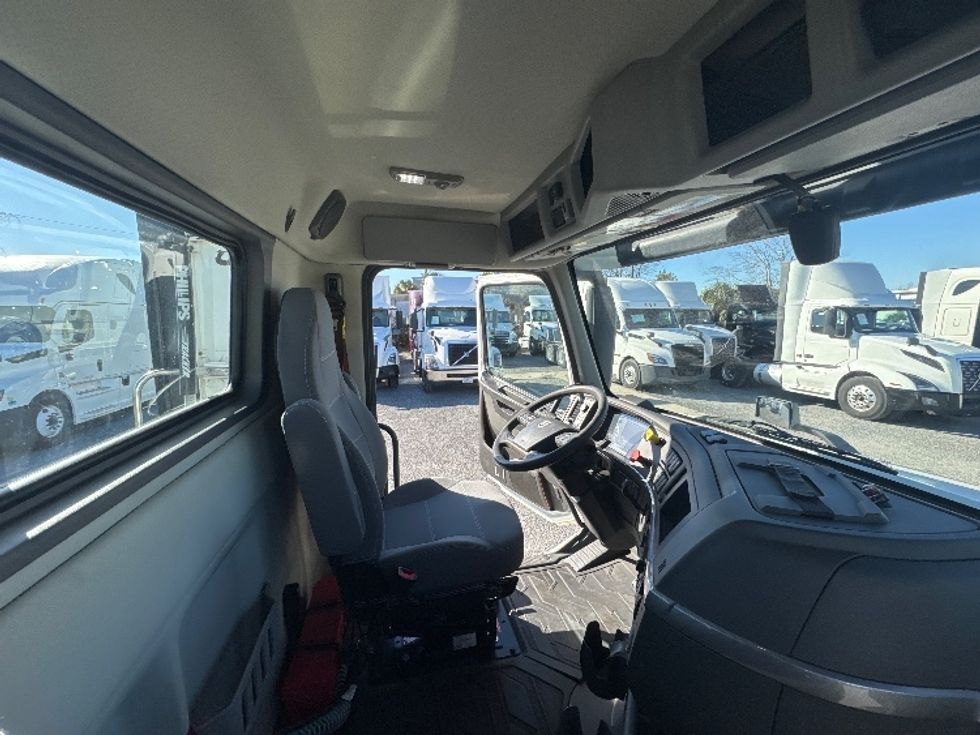 Day Cab Tractor-Heavy Duty Tractors-Volvo-2019-VNL42300-Ocala-FL-388,784\n\t\tmiles-$ 29,750 - Image 14