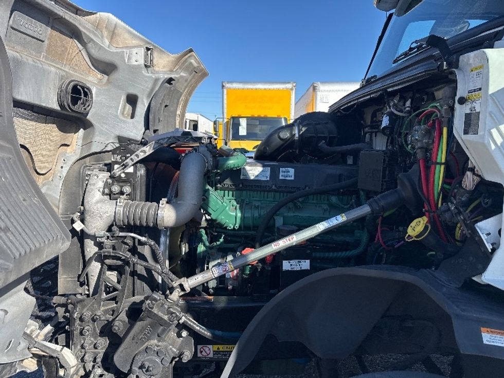 Day Cab Tractor-Heavy Duty Tractors-Volvo-2019-VNL42300-Ocala-FL-388,784\n\t\tmiles-$ 29,750 - Image 16