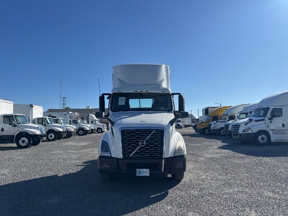Day Cab Tractor-Heavy Duty Tractors-Volvo-2019-VNL42300-Ocala-FL-388,784\n\t\tmiles-$ 29,750 - Image 2