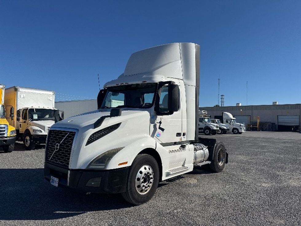 Day Cab Tractor-Heavy Duty Tractors-Volvo-2019-VNL42300-Ocala-FL-388,784\n\t\tmiles-$ 29,750 - Image 3