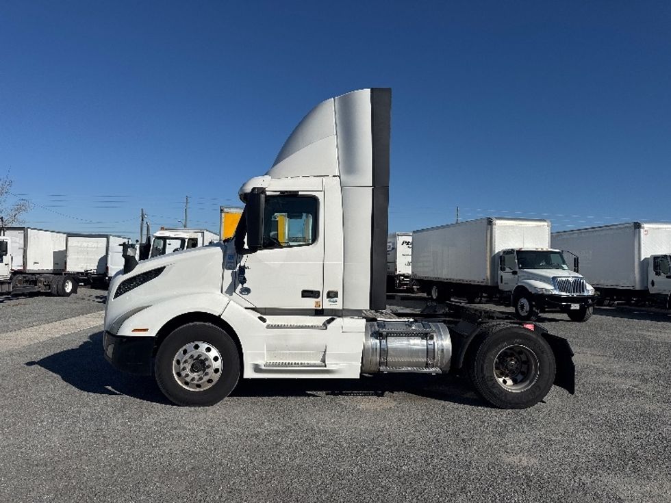 Day Cab Tractor-Heavy Duty Tractors-Volvo-2019-VNL42300-Ocala-FL-388,784\n\t\tmiles-$ 29,750 - Image 4