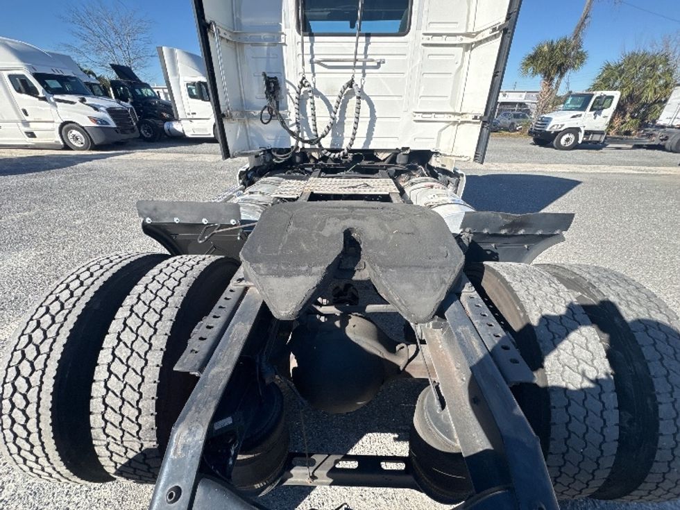 Day Cab Tractor-Heavy Duty Tractors-Volvo-2019-VNL42300-Ocala-FL-388,784\n\t\tmiles-$ 29,750 - Image 6
