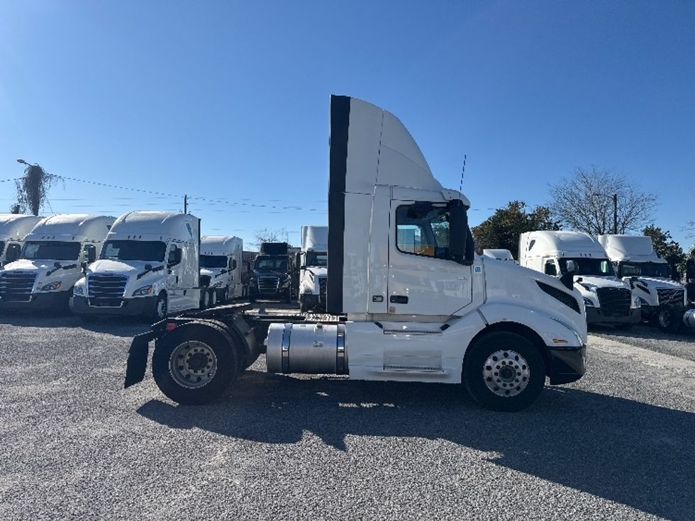 Day Cab Tractor-Heavy Duty Tractors-Volvo-2019-VNL42300-Ocala-FL-388,784\n\t\tmiles-$ 29,750 - Image 8